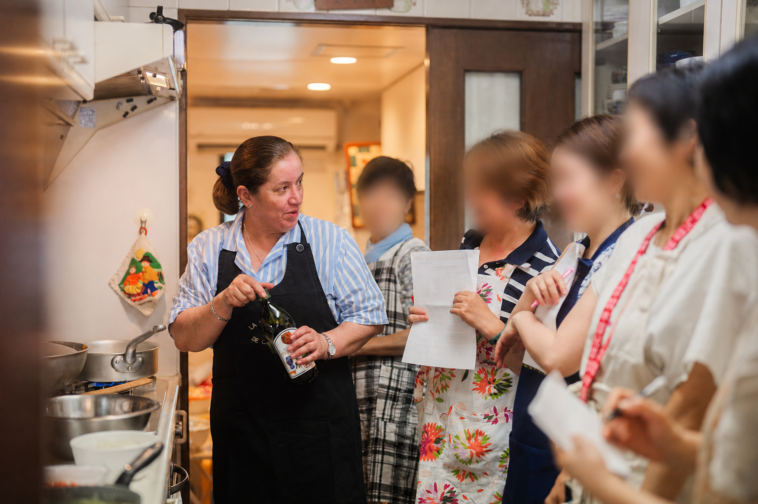 外国人の先生と一緒に家庭料理を学ぶニキズキッチンの料理教室